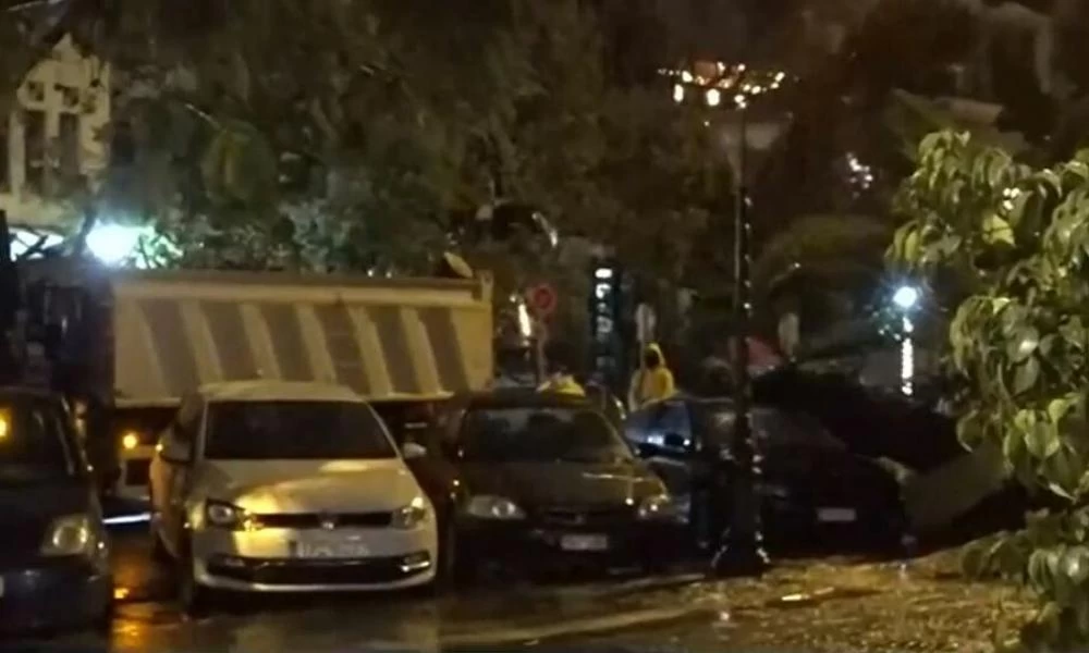Έπεσαν δέντρα στην περιοχή της Νέας Σμύρνης από την έντονη κακοκαιρία (βίντεο)
